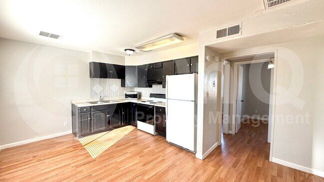 Building Photo - 6 S 31st Ave