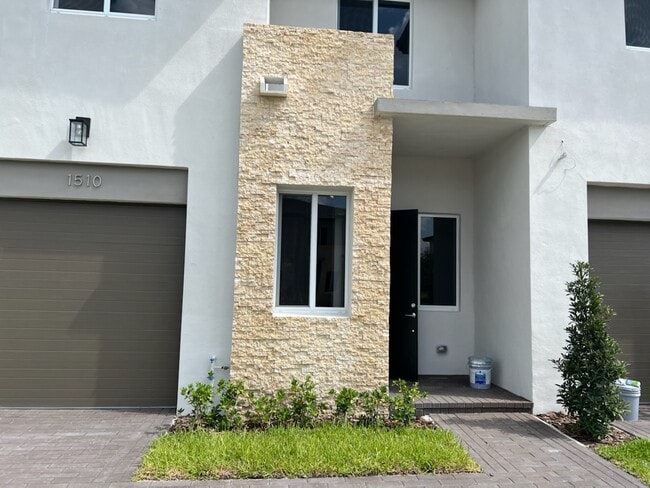 Building Photo - 1510 Pioneer Way