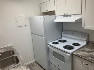 kitchen range, refrigerator - 1717 E Mission Ave