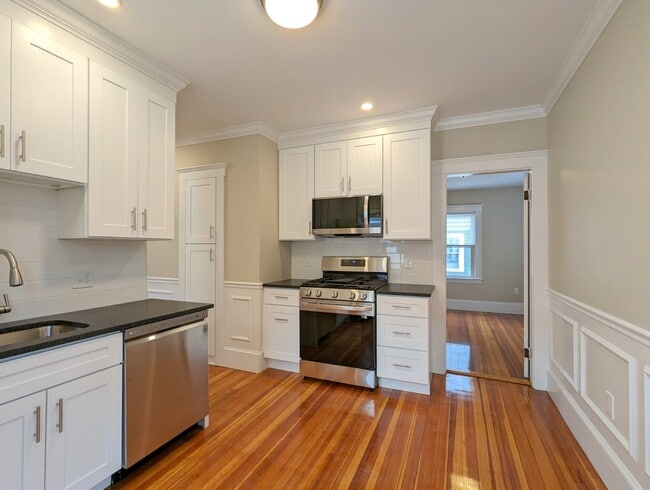 Building Photo - 35 Trowbridge St