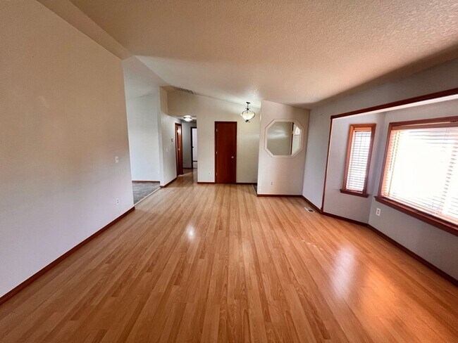 Building Photo - 3Bed 2Bath Single Level Avail. April 7th Move-In