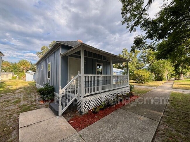 Building Photo - 710 Cypress Ave