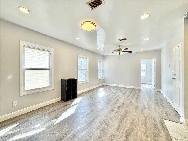 Foto del edificio - 43-15 156th St