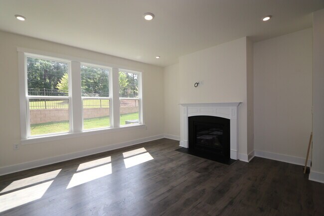 Foto del edificio - 493 Clark Creek Ln
