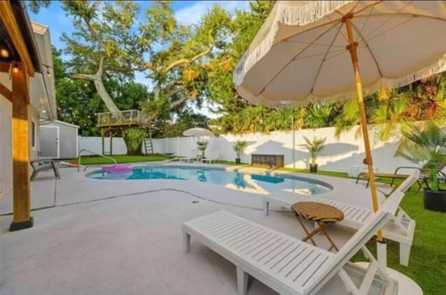 Foto del edificio - 6450 Woodland Blvd