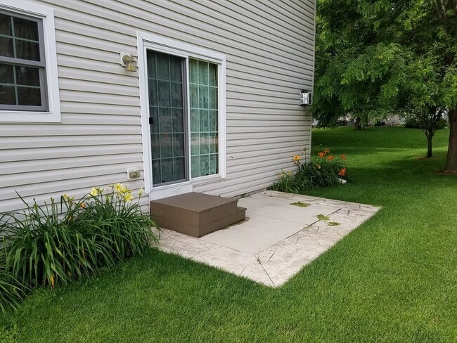 Building Photo - End-unit townhome with park-like yard area!