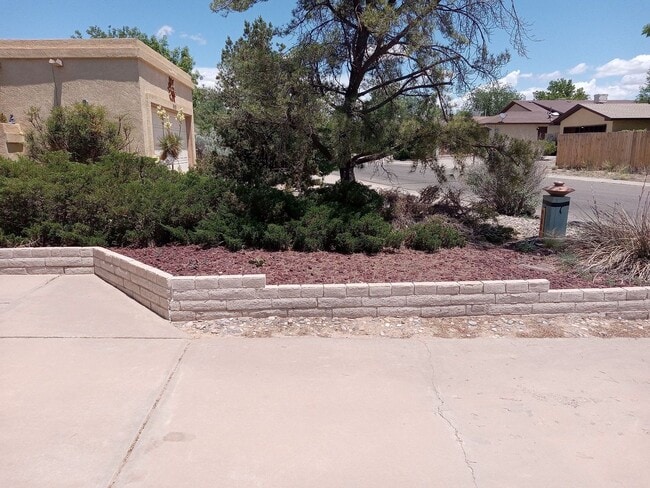 Building Photo - 688 Lakeview Cir SE