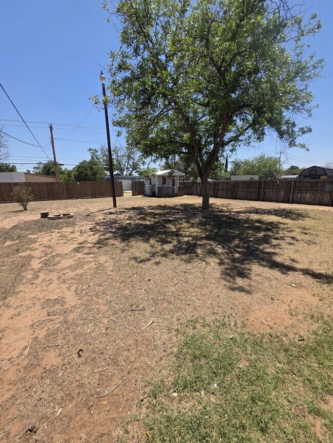 Foto del edificio - 3 bed 1.5 bath home, large backyard!