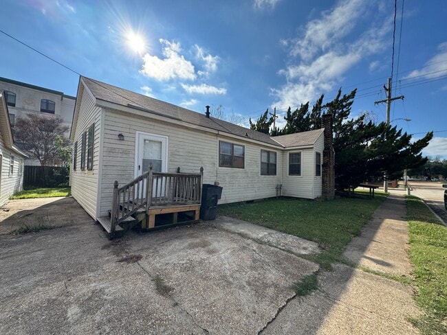 Building Photo - Cute Corner lot... Walks in downtown Bossier City