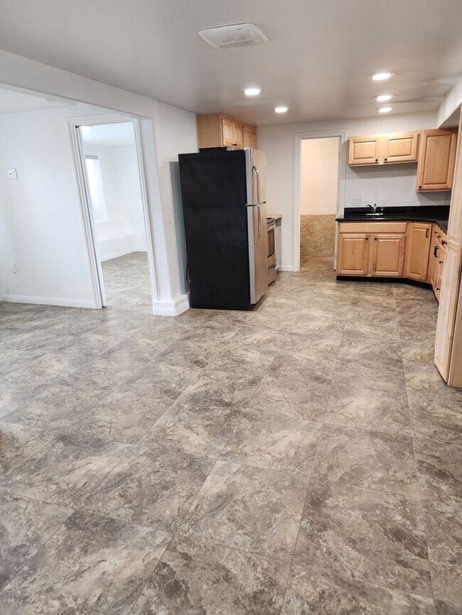 Building Photo - Spacious 1BR/1BA Close to Beach in IB