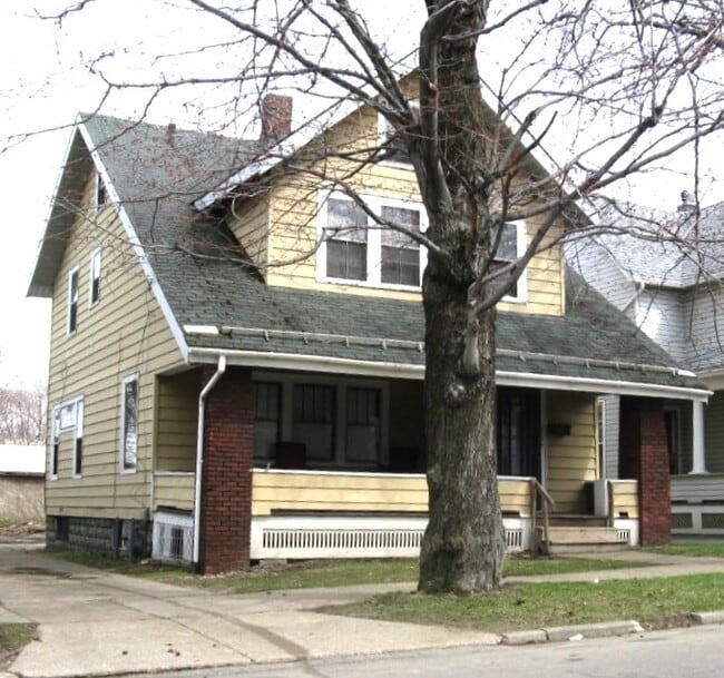 Building Photo - 2405 East Ave