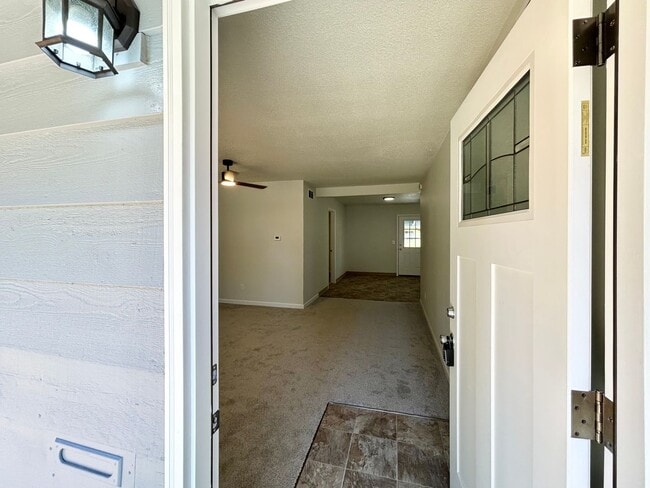 Foto del edificio - Freshly Updated 3 Bedroom Home with Garage, Fenced Yard & Covered Patio!