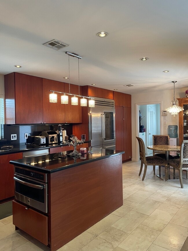 Foto del edificio - 5232 Piping Rock Ln