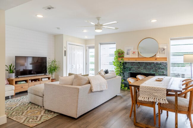 Building Photo - 6410 Chimney Creek Cir