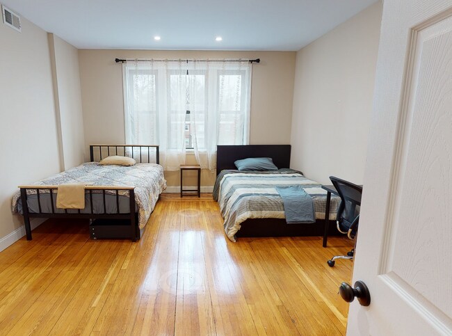 Building Photo - 2021 Commonwealth Ave