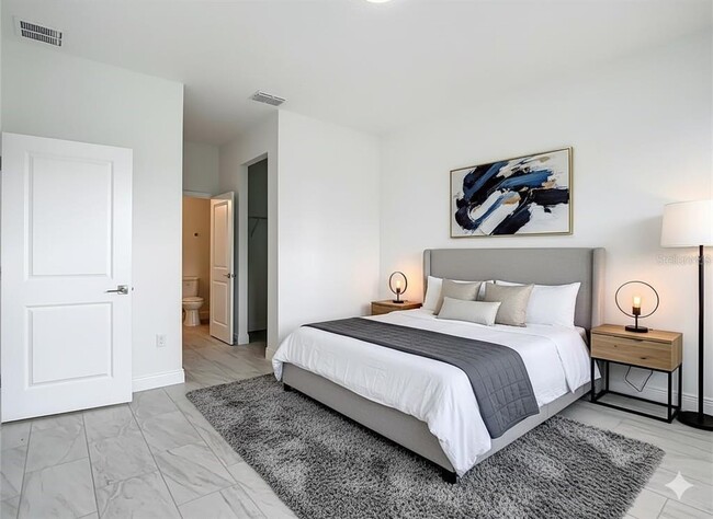 Building Photo - 5736 N Claremont Dr