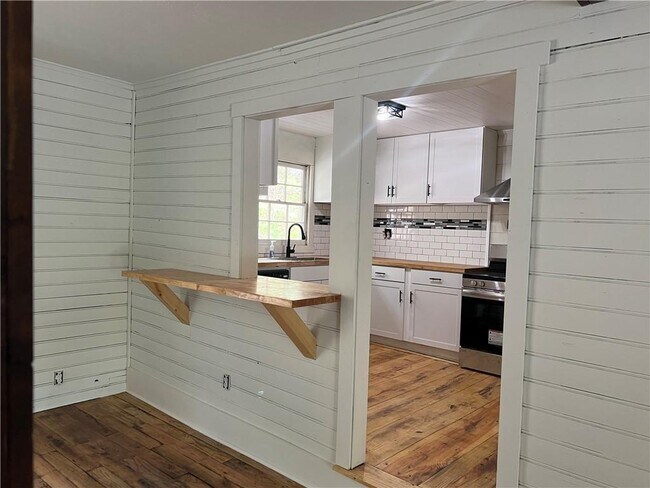 Foto del edificio - 5688 Henderson Mountain Rd