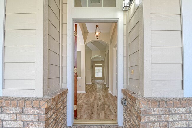 Building Photo - 20826 Meadowhill Dr
