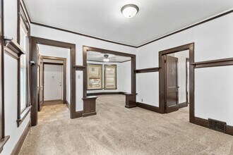 Building Photo - 926 E Locust St