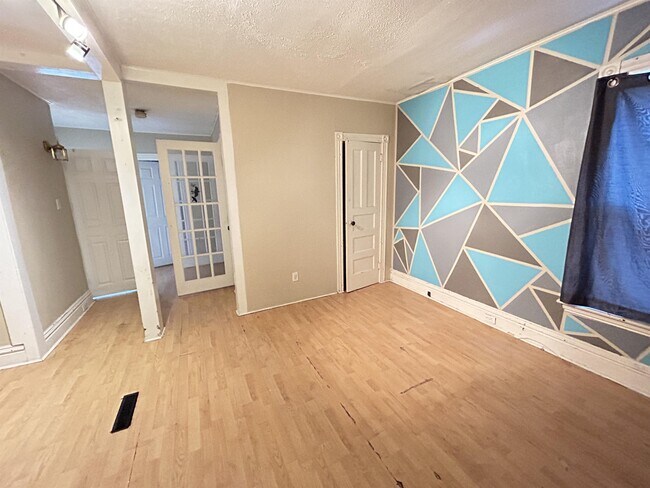 Building Photo - 34 Gladstone Ave
