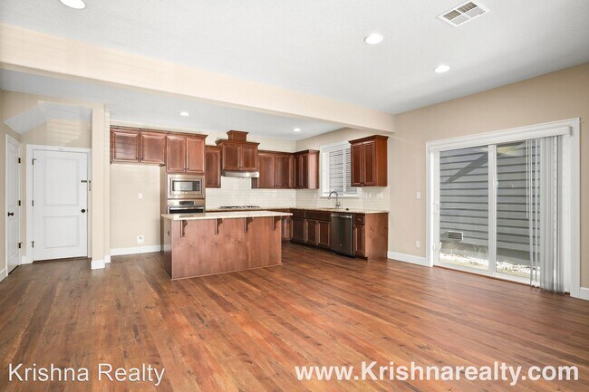 Building Photo - 3 br, 2.5 bath House - 4049 SE Oakhurst St.