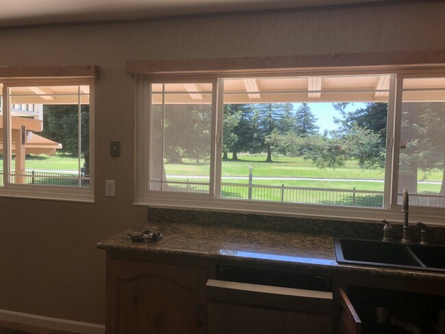 Building Photo - Large Home ~ Golf Course ~ Swimming Pool ~...