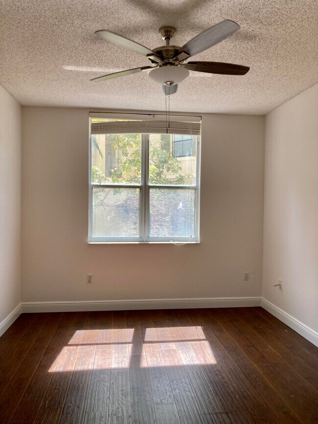 Building Photo - 630 S Sapodilla Ave