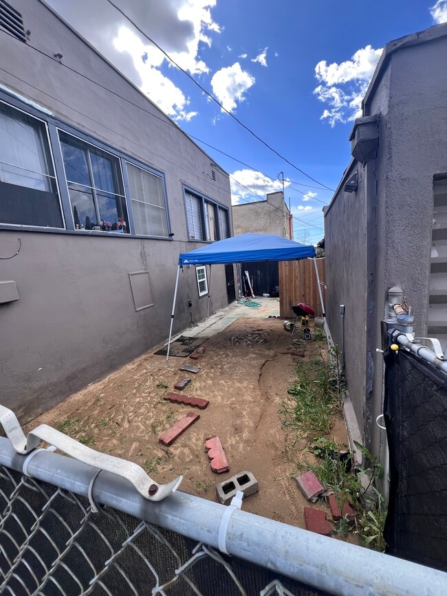 Building Photo - 1073 Dundas St