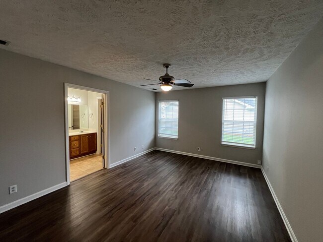 Foto del edificio - Spacious 4 Bedroom 2.5 Bath Available Now!