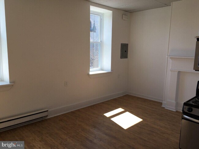 Building Photo - 423 W Girard Ave