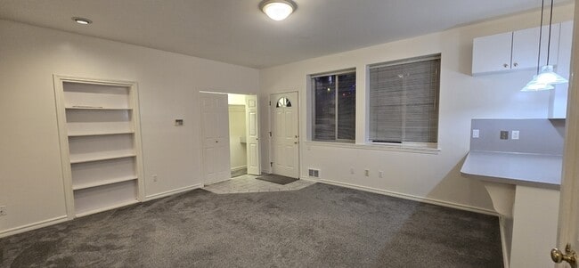 Building Photo - 5106 Green Lake Way N