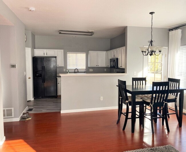 Building Photo - Like New 2 Bedroom Townhome In Louisiana P...
