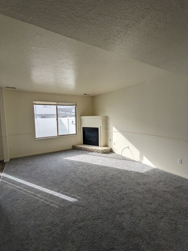 Building Photo - Layton 3 Bed Townhome with Garage & Fenced Yard – 2 Weeks Free!