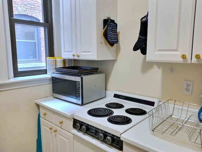 Building Photo - 1382 Beacon St