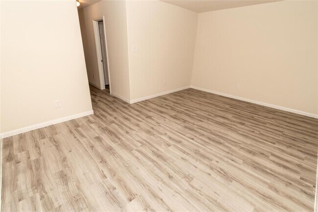 Foto del edificio - 5726 Plantation Forest Dr