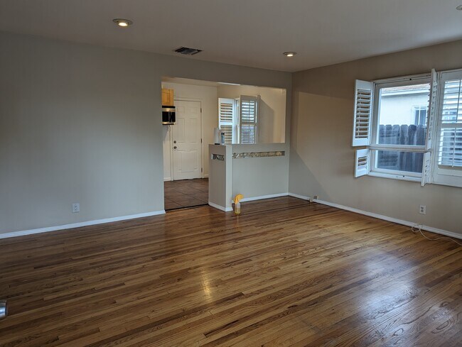 Foto del edificio - 16045 Leadwell St