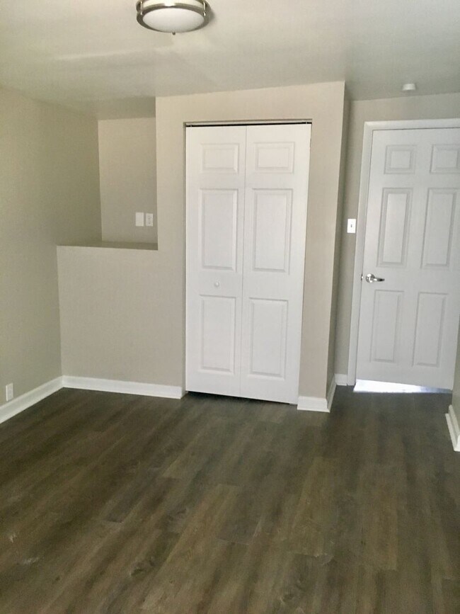 Foto del edificio - *** Duplex Style Apartment * Pet Friendly * Renovated * Available Now * Granite Counters * Stainl...