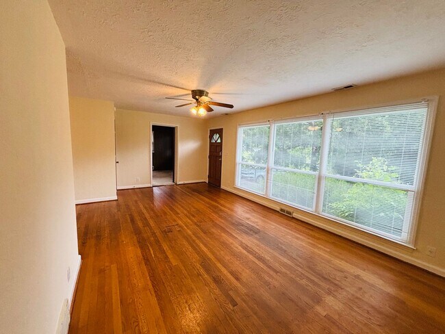 Building Photo - 4 Bedroom 1 Bath House