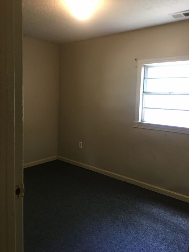Building Photo - Nice 2 Bdrm 1 Bath