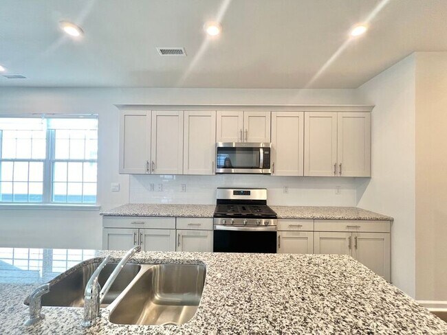 Foto del edificio - 412 Haywood Glen Dr