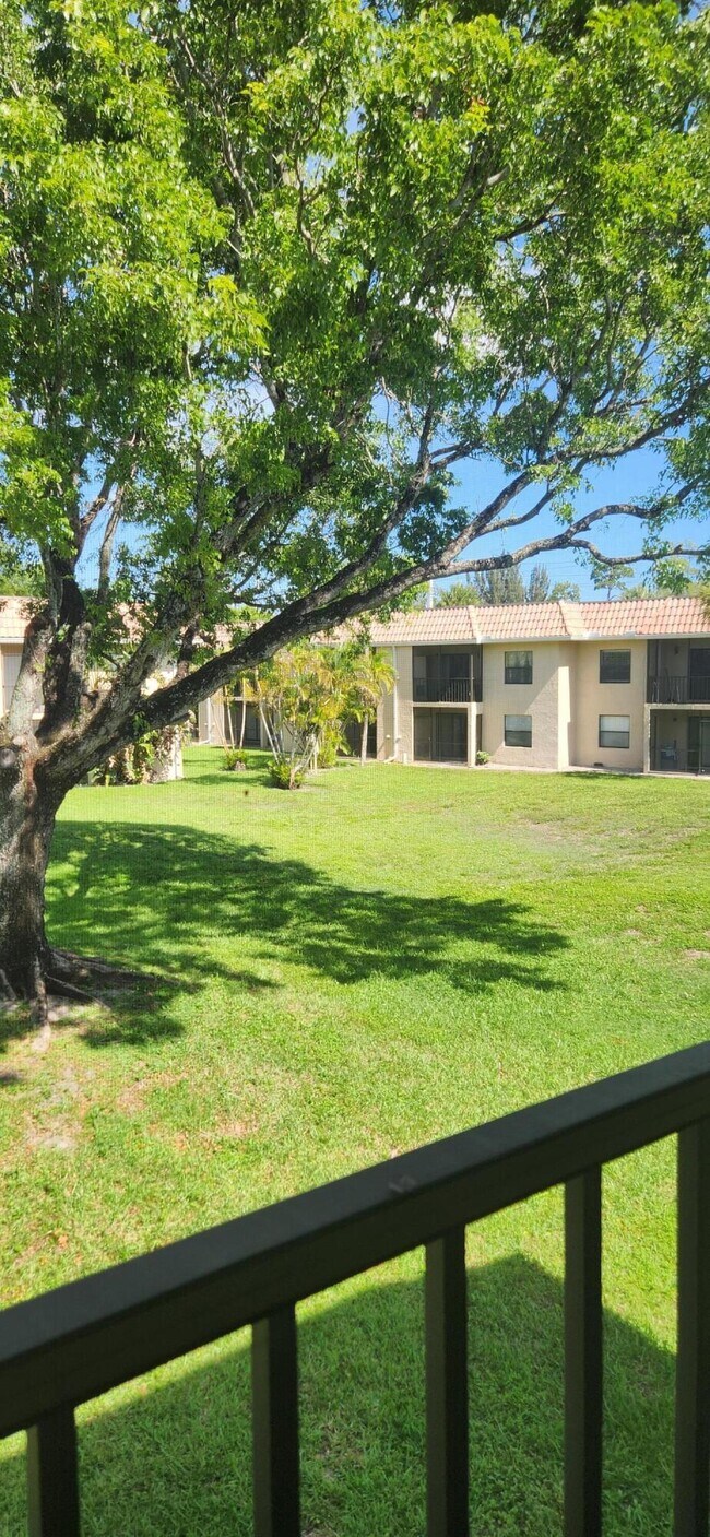 Building Photo - 6832 Palmetto Cir S