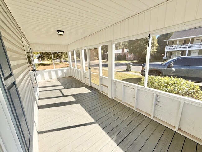 Foto del edificio - 118 S Tillman St