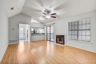 Building Photo - 2215 Post Rd