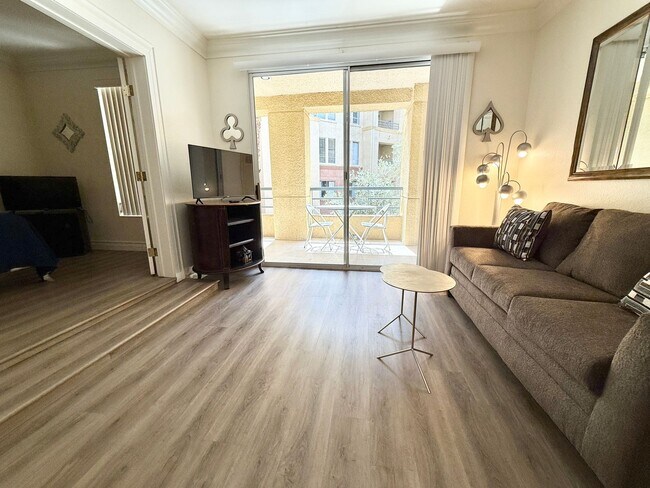 Foto del edificio - Meridian - Luxury STUDIO Condo w/ laminate Flooring. Pool View in Resort Style Community.