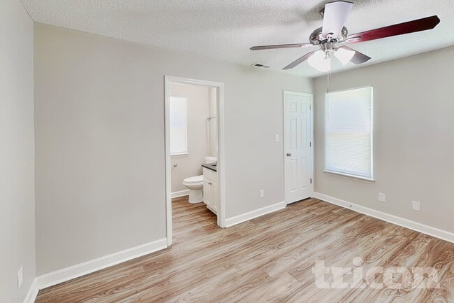 Building Photo - 809 Valley Creek Dr