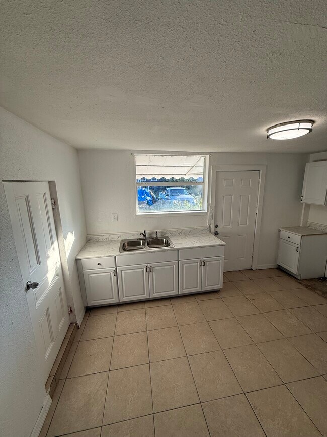 Building Photo - 874 Duplex