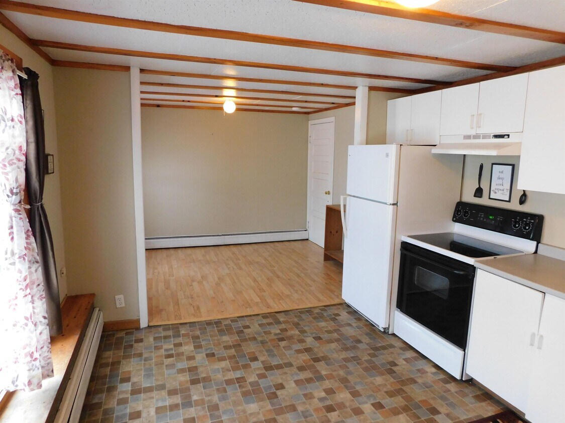 214 Prospect St Unit 1, Newport City, VT 05859 Room for Rent in