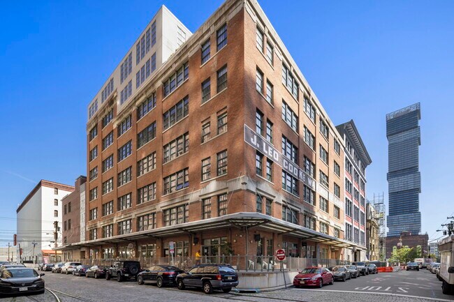 Building Photo - 140 Bay St