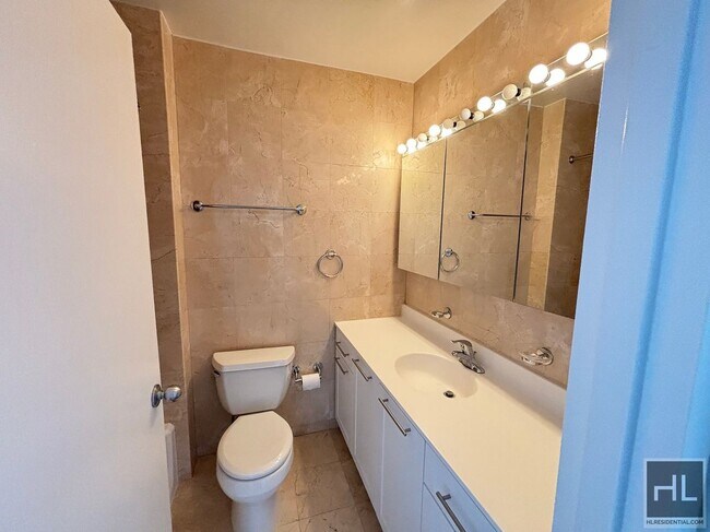 Foto del edificio - HUGE NO-FEE 1 BED WITH BEAUTIFUL VIEWS IN ...