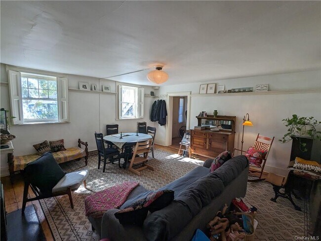 Building Photo - 118 1st St